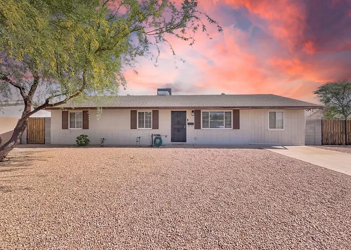 Holiday home 3 Mi To Old Town Scottsdale: W/ Patio!